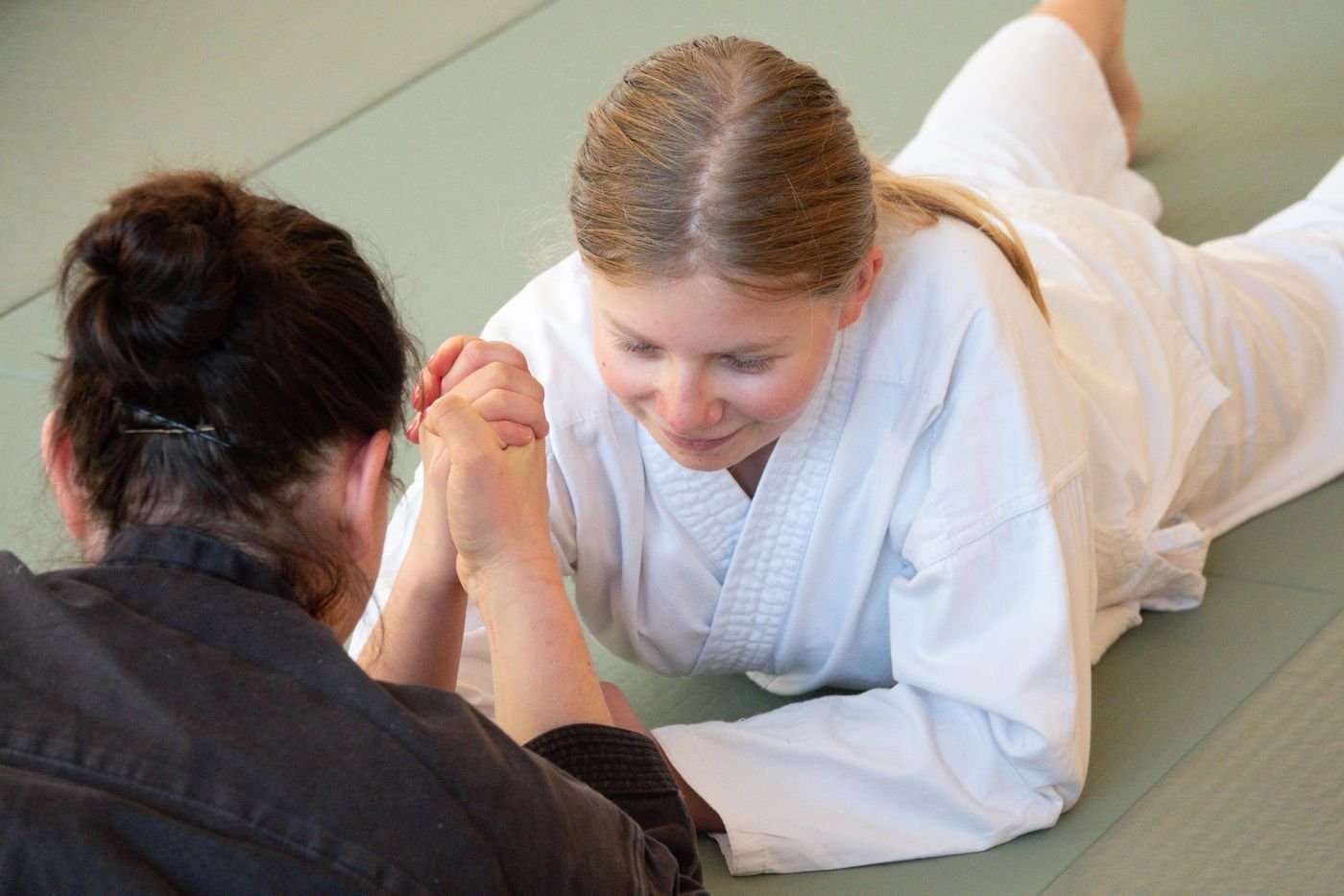 Pratiquante appliquant une technique de self-défense pendant un cours