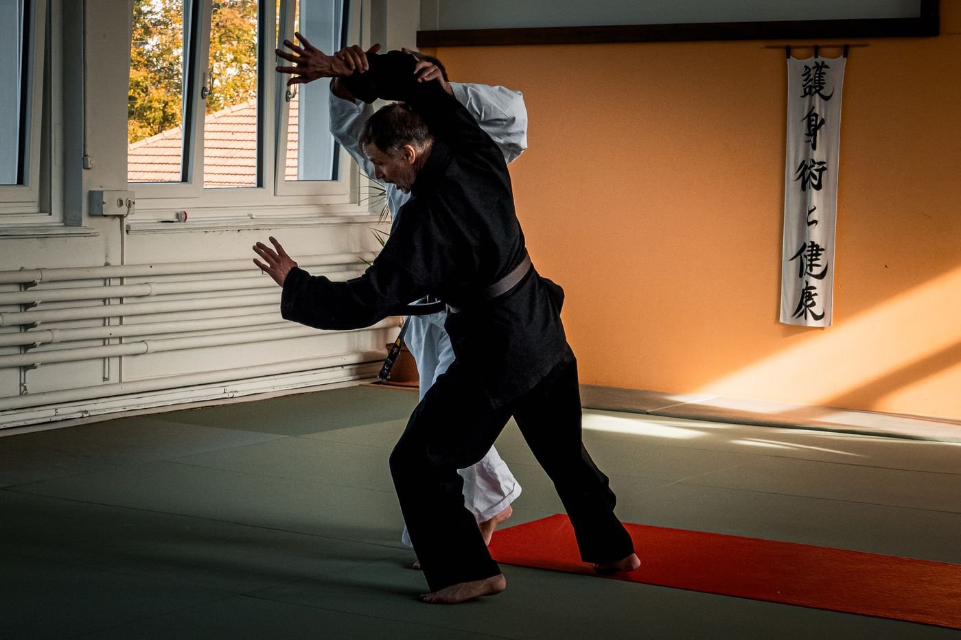 Projection et chute contrôlée (ukemi) pendant un cours de Goshindo