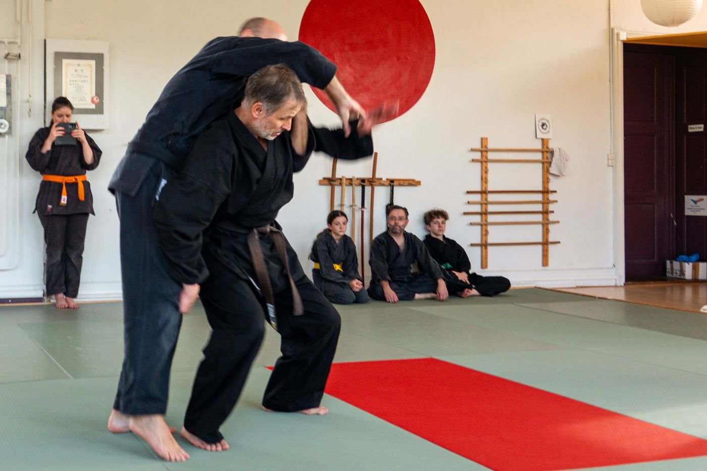 Travail technique à deux lors d'un cours de Goshindo au dojo