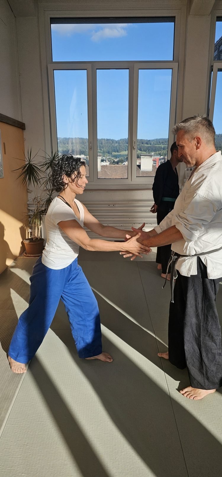 Coralie Maignant, directrice du Hangar Espace Danse, lors d'un exercice de contact avec un enseignant du club