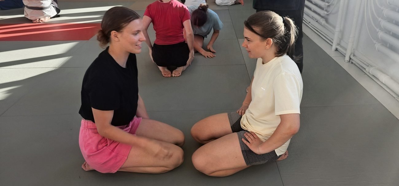 Deux danseuses du Hangar échangeant après un exercice au dojo