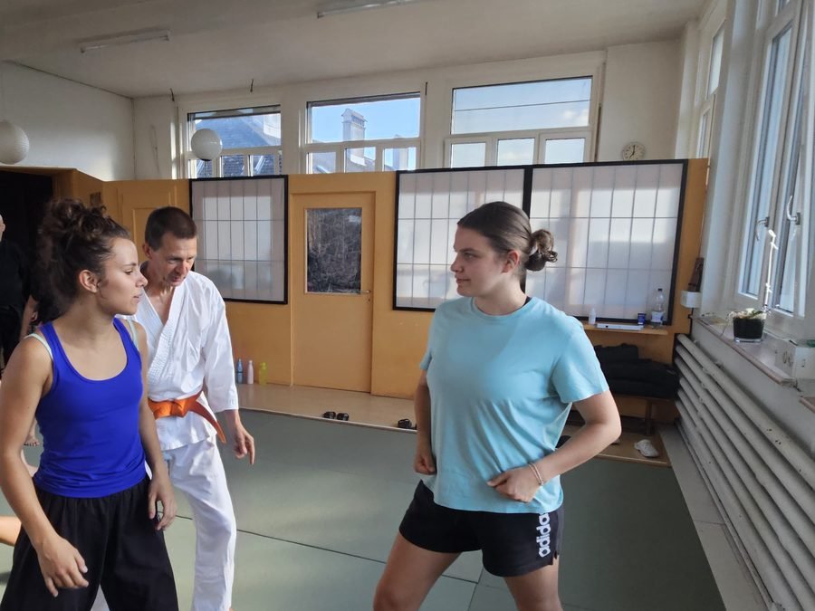 Initiation aux arts martiaux des danseuses du Hangar au dojo Goshindo To Kenko
