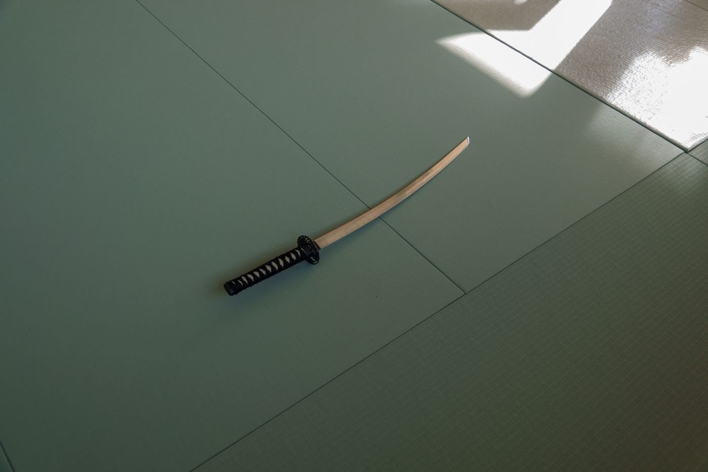 Sabre japonais (iaito) posé sur le tatami du dojo